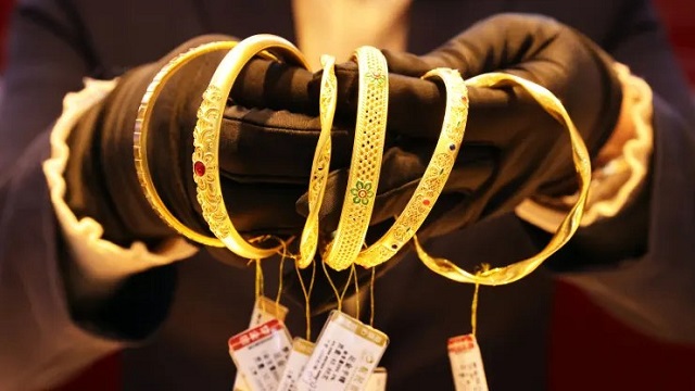 Trung Quốc gặp vấn đề vàng giả. Người dân bị lừa mua đồ trang sức nhân tạo.